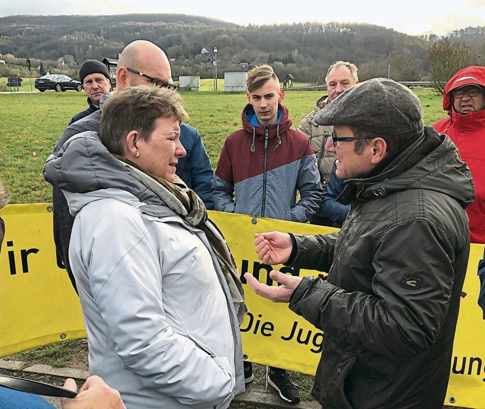 Stausee Kelbra: Sachsen-Anhalts Umweltministerin Claudia Dalbert nahm sich die Zeit, um mit Mitgliedern des Segelklubs Kyffhäuser zu diskutieren.