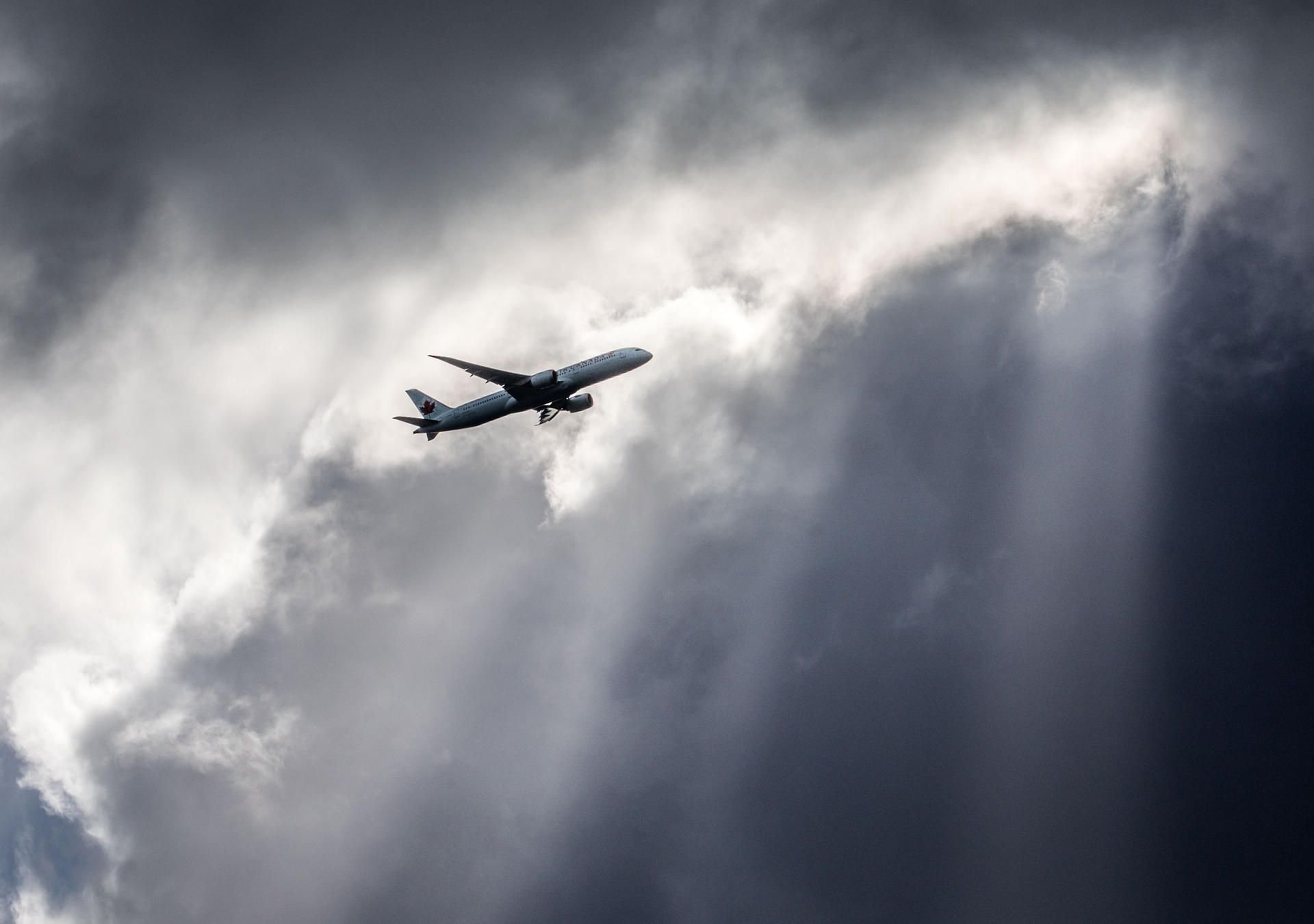 Eine Maschine der Air Canada in der Luft