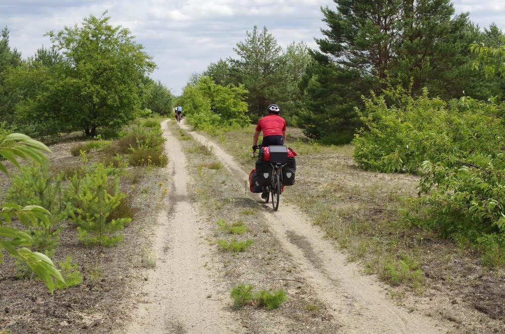 Allein über Radwege in der wilden Natur.