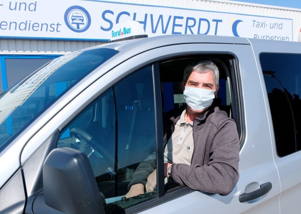 Eckhard Schwerdt vom gleichnamigen Taxi- und Busbetrieb aus Seyda gibt seinen Mitarbeitern Schutzmasken mit auf den Weg.