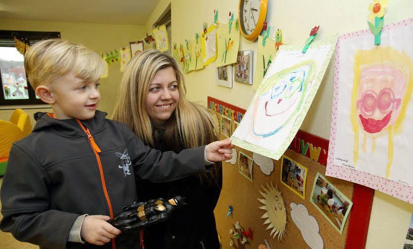 Der fünfjährige Lennart Peller zeigt seiner Mutti Corinna Peller ein selbst gemaltes Bild.