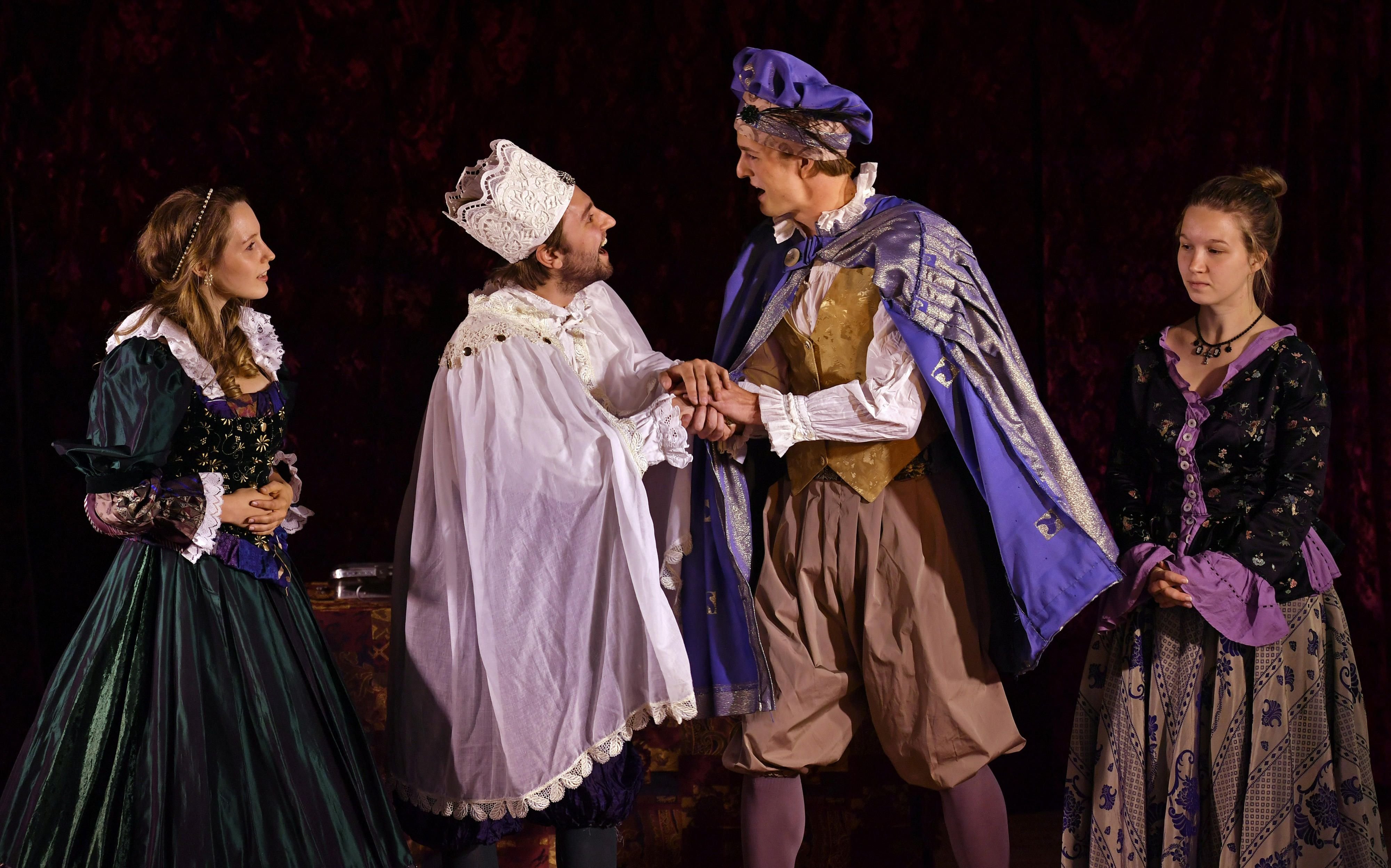 Die Schauspieler der Schillerbühne Halle, darunter Laura Kremeike, Fridolin Ankerholdt, Matthieu Roy und Svea Schiedung v.l., proben für ihre Gastspieltournee das Stück «Der Kaufmann von Venedig».