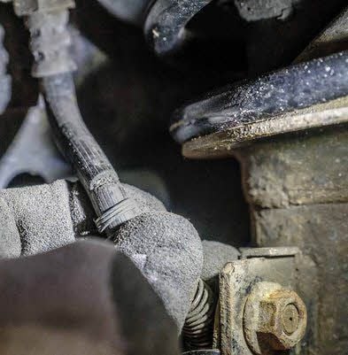 Sehr gefährlich: Die Bremsschläuche im Ford sind beschädigt.