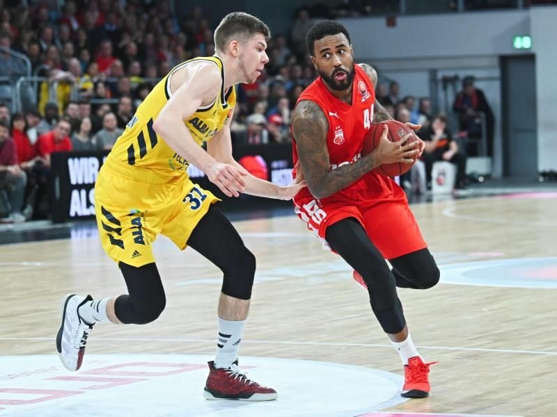Bryce Taylor (r) verlässt Brose Bamberg. Foto: Nicolas Armer/dpa