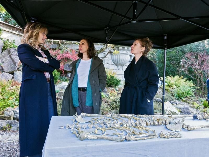 Kommissarin Isabelle Grandjean (Anna Pieri Zuercher, l-r), Kommissarin Tessa Ott (Carol Schuler) und Staatsanwältin Anita Wegenast (Rachel Braunschweig) in einer Szene des "Tatort: Züri brännt". Foto: Sava Hlavacek/ARD Degeto/SRF/dpa