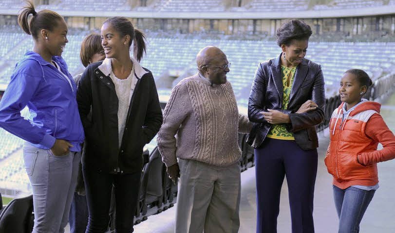 Leslie Robinson (l.) scherzt bei einem früheren Besuch in Südafrika bei Desmond Tutu mit Obama-Tochter Malia. Michelle Obama (2. v. r.) ist auch dabei.