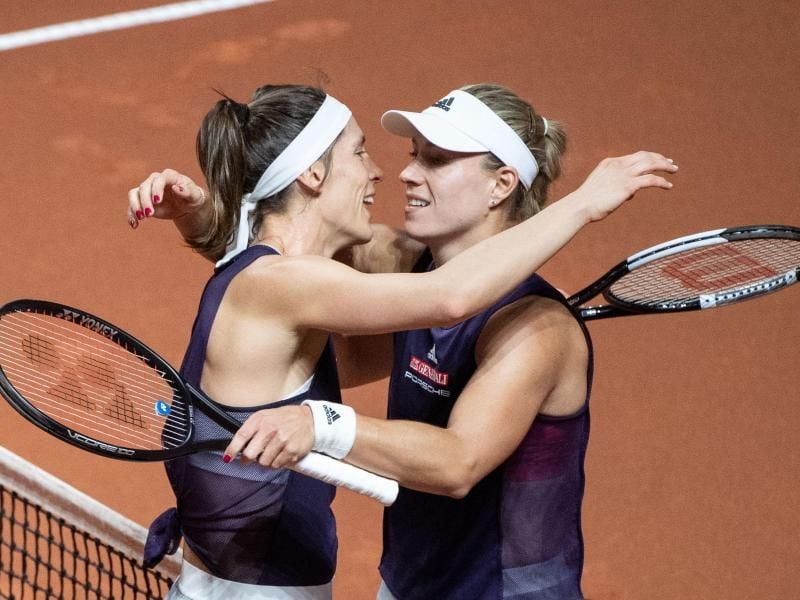 Angelique Kerber (r) und Andrea Petkovic nehmen sich nach dem Spiel in den Arm. Kerber gewann das deutsches Duell. Foto: Marijan Murat/dpa