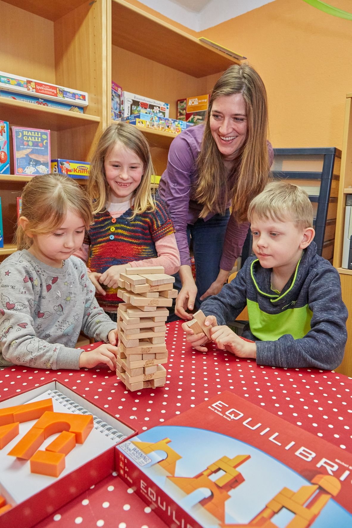 Angela Altenstein ist Schulsozialarbeiterin in der Bernburger Mehring-Grundschule. Sie ist wie ihre bei der Stiftung Evangelische Jugendhilfe angestellten Kolleginnen nicht vom auslaufenden EU-Förderprogramm betroffen.