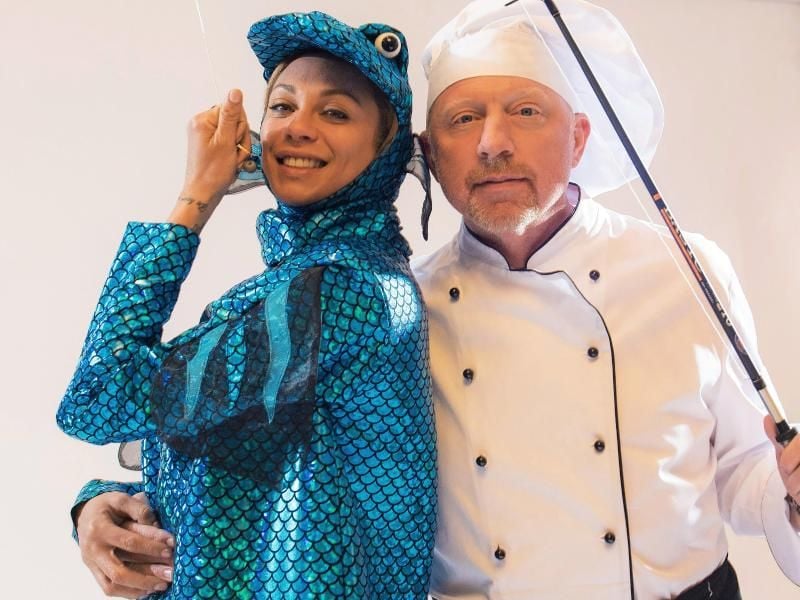 Boris und Lilly Becker in Kostümen bei einem angeblichen Werbeshooting für Tiefkühlfisch. Foto: Wolfgang Chodan/SWR