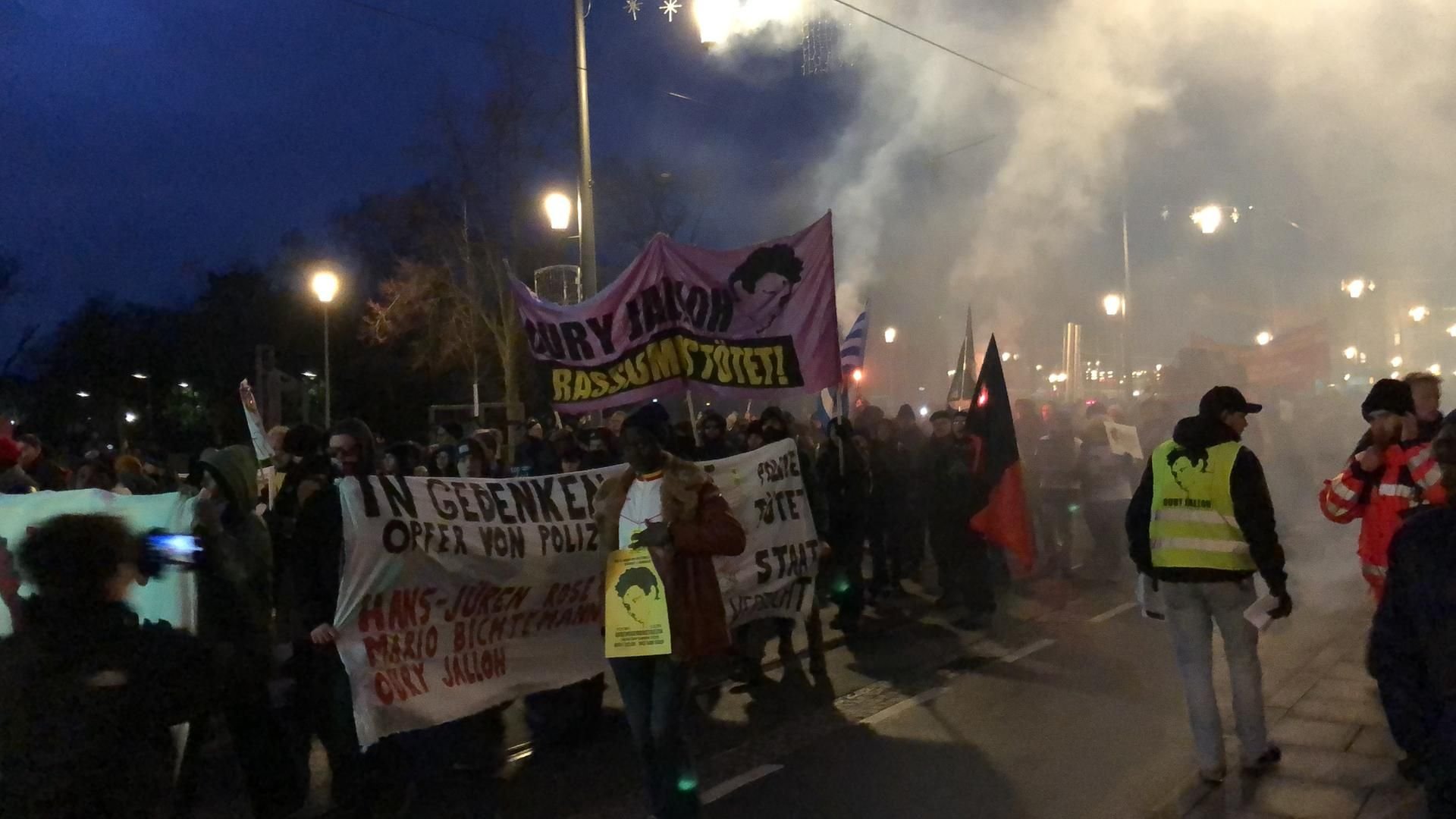 Bengalos brenen vor dem Bauhaus Museum.