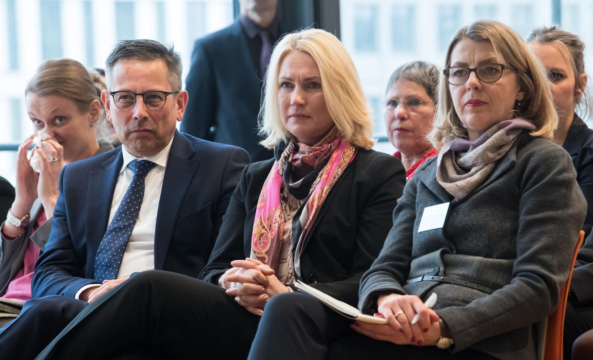 Familienministerin Mauela Schwesig hört beim öffentlich Hearing die Erzählungen der Betroffenen.