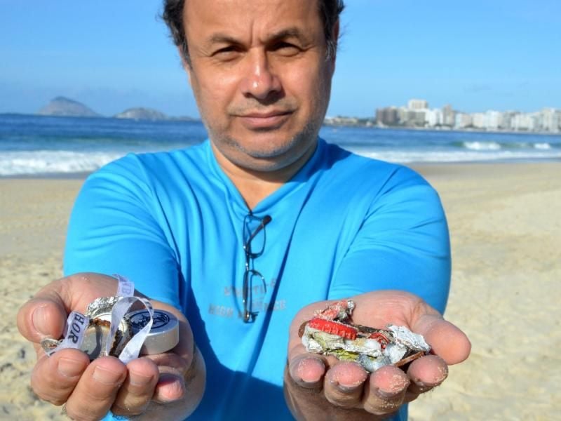 Carlos Saman wird am Strand fündig. Foto: Georg Ismar