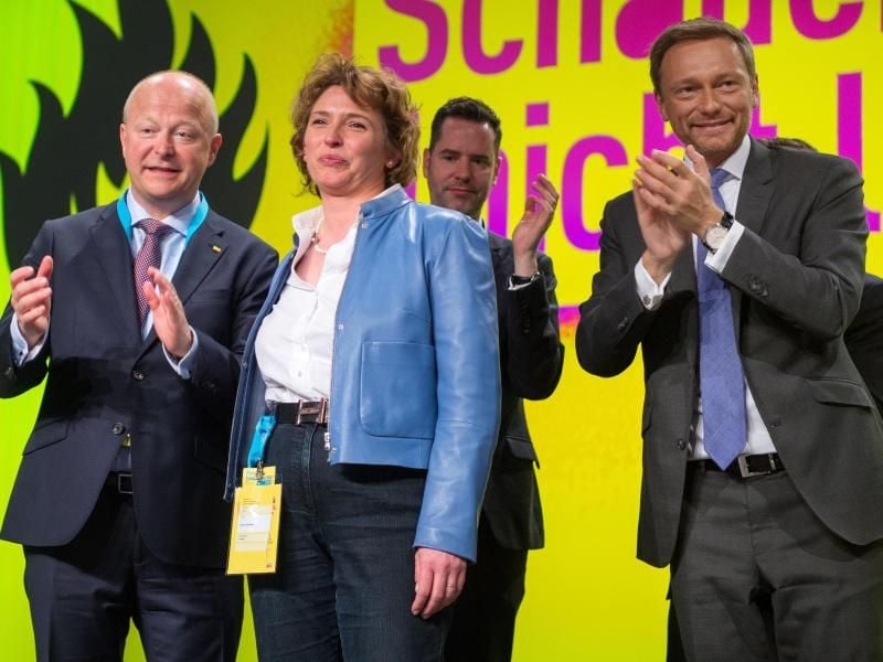 FDP-Generalsekretärin Nicola Beer steht nach ihrer Rede beim FDP-Bundesparteitag in Berlin neben dem FDP-Bundesvorsitzenden Christian Lindner (r) und dem Vorsitzenden der FDP Baden-Württemberg, Michael Theurer, auf der Bühne. Foto: Monika Skolimowska