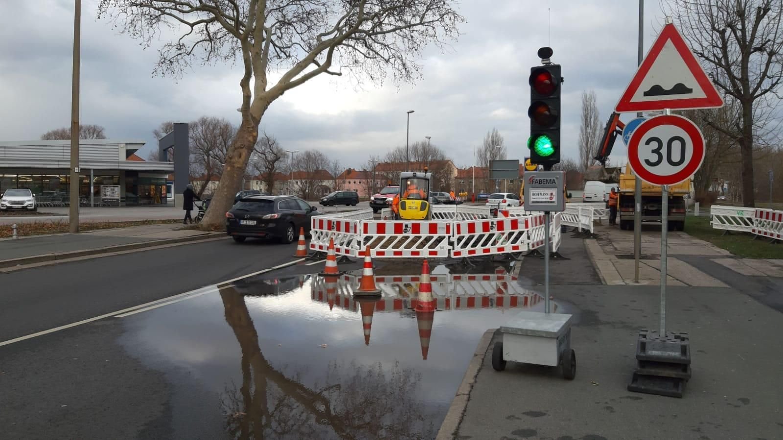 Anfangs wurde der Verkehr noch einseitig an der Gefahrenstelle vorbeigeführt.