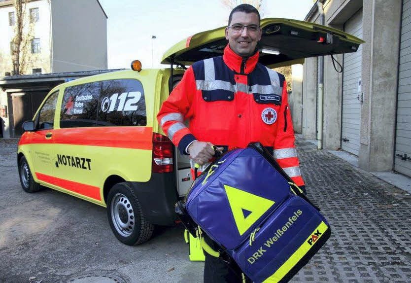 Rettungsassistent Denny Bryks vor dem nagelneuen Notarztwagen.