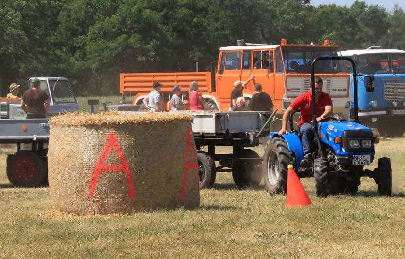 Hindernisfahren mit Traktor und zwei Anhängern