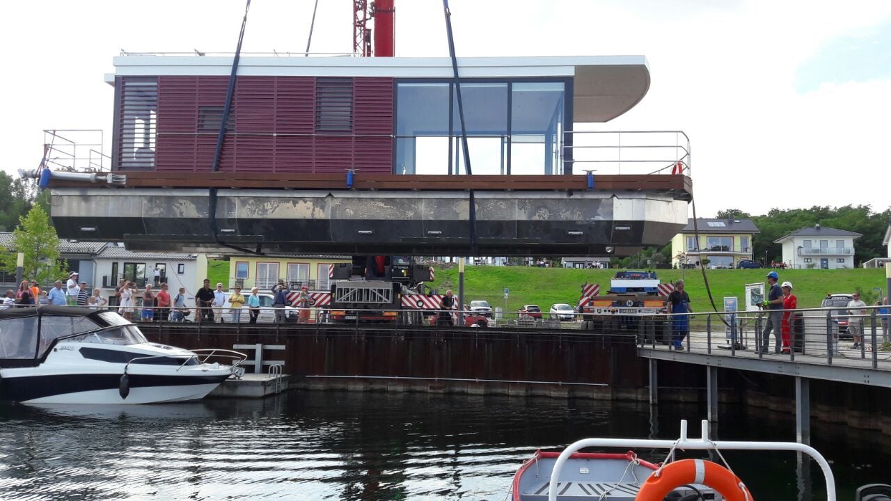 Schwimmendes Ferienhaus im Anflug