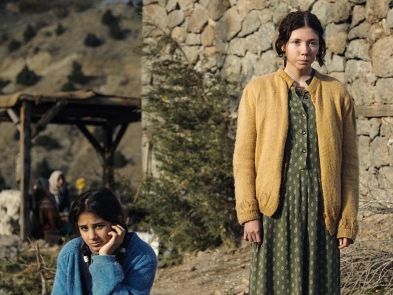 Reyhan (Helin Kandemir, l) und Nurhan (Ece Yüksel) wachsen in einem Bergdorf auf. Foto: Grandfilm Verleih und Produktion GmbH/dpa