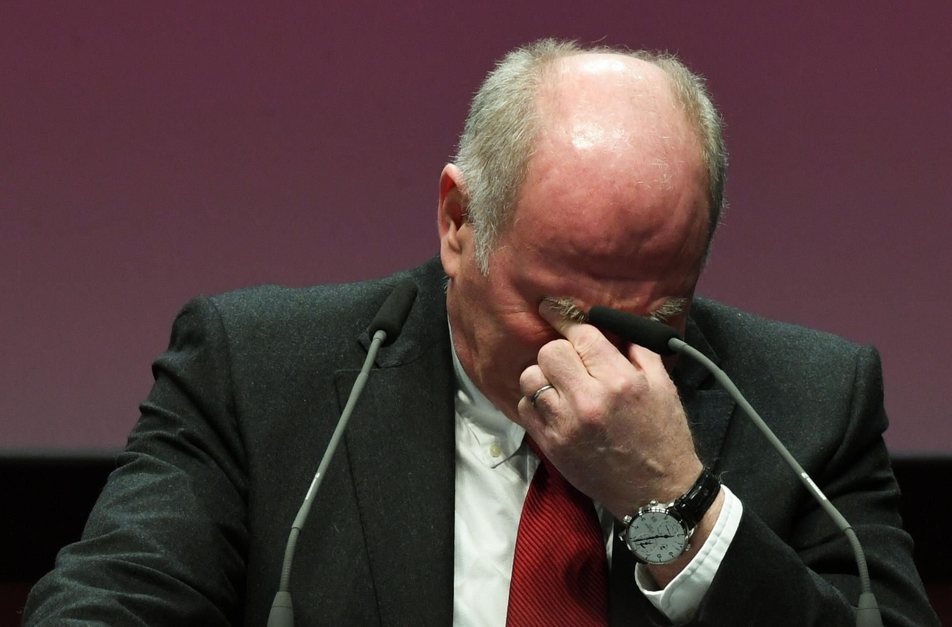 Sichtlich gerührt: Uli Hoeneß bei seiner Verabschiedung aus der ersten Reihe beim FC Bayern.