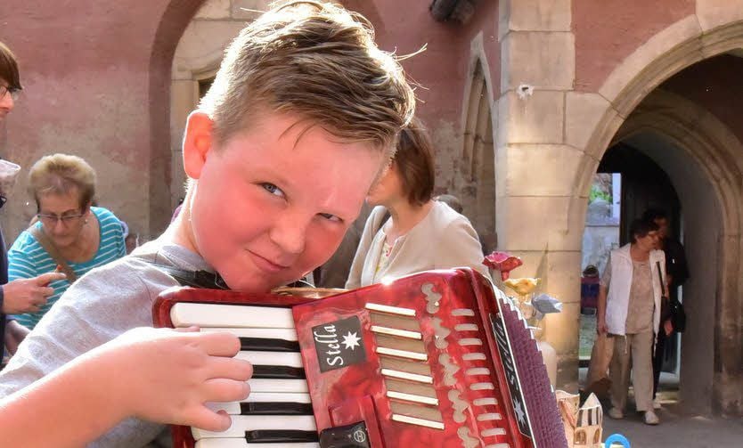 Johannes spielt Akkordeon im Klosterhof.