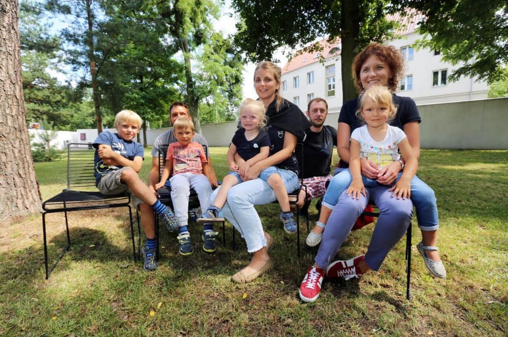Das Areal hinter der Mauer entdeckt haben Martha und Elisa mit ihren Männern Radek und Piotr und den Kindern Julia, Maria, Leon und Miki. Vom Urlaub in Italien zurück nach Poznan in Polen machen sie einen Stopp, um das Bauhaus zu sehen.