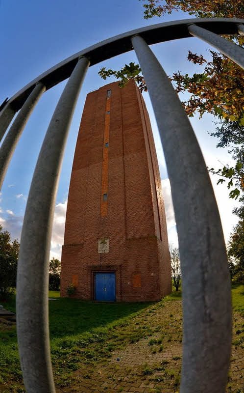 Das Möbelhaus im Gewerbegebiet brannte ab. Nun wird der Hoymer Wasserturm um eine Zisterne erweitert.
