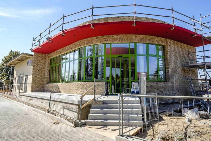Auf dem Fundament des alten Dieseltanklagers ist ein Shop entstanden mit dem Sortiment eines Dorfkonsums, aber in tollem Design und mit Retrocharme.
