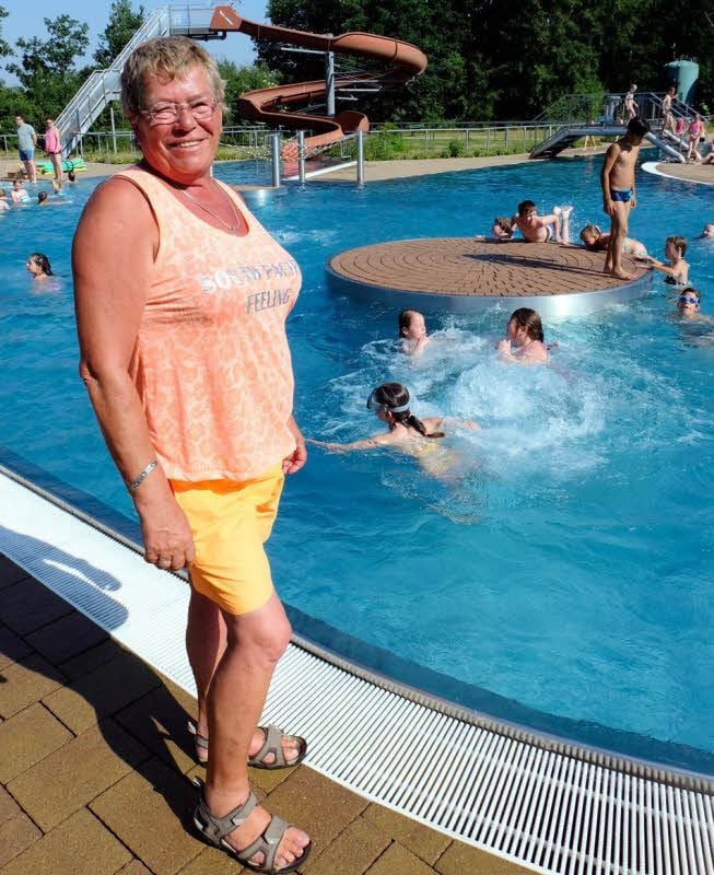 Elke Werner aus Wittenberg hat im Familienbad Oehna alles im Griff.