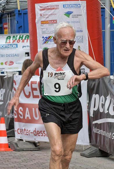 Zeit im Blick; Ziel erreicht: Walter Matthes (83) vom USV Halle schaffte die 10 Kilometer unter einer Stunde.