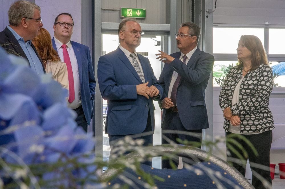 Geschäftsführer Ralph Weitemeyer (2.v.r.) informiert Ministerpräsident Reiner Haseloff (3.v.r.) über die erfolgten Investitionen.