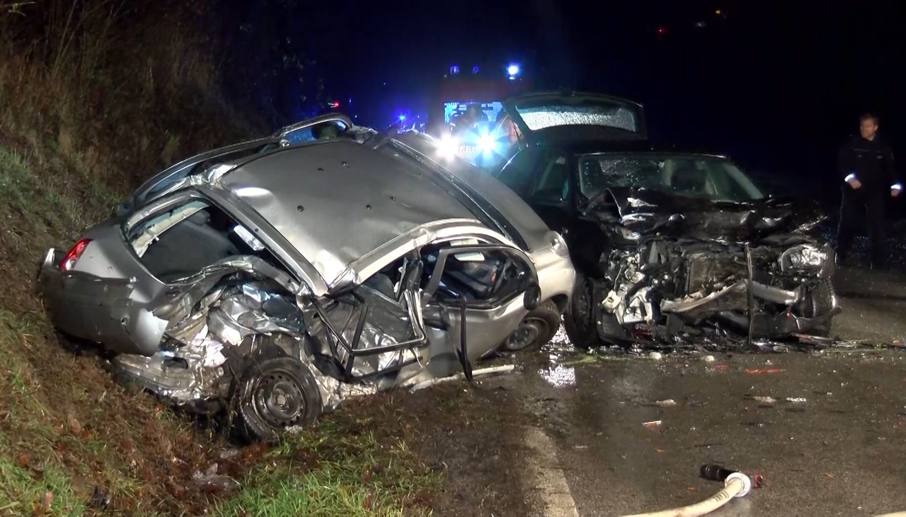 Die Wracks zweier Fahrzeuge stehen nach einem schweren Verkehrsunfall bei Sinsheim-Hilsbach.