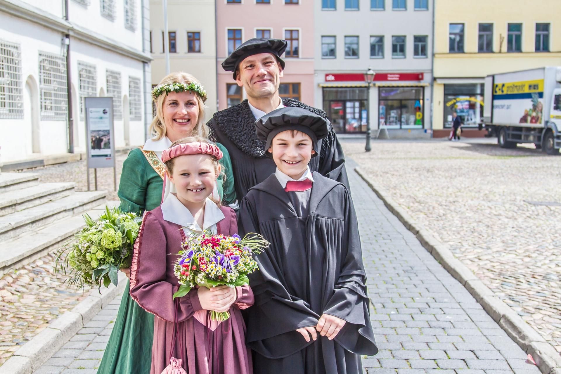 Das erwachsene Lutherpaar wird von Marco Glaß und Ramona Weiss repräsentiert, die auch im richtigen Leben ein Paar sind. Das Kinderpaar spielen Nick Weichold und Selina Born aus der Evangelischen Grundschule Wittenberg.