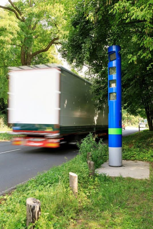 Vier dieser blauen Maut-Säulen werden demnächst an Bundesstraßen im Landkreis Mansfeld-Südharz aufgebaut.