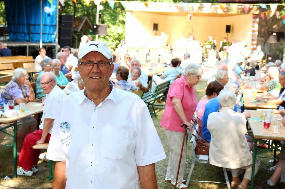 Adolf Tauer freut sich über die zahlreichen Besucher im Merziener Festpark zur Kaffeezeit.