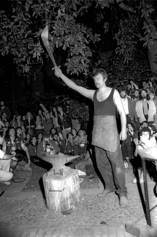 Stefan Nau schmiedet in der Nacht vom 24. zum 25. September 1983 im Lutherhof Wittenberg ein selbstgefertigtes Schwert zu einer Pflugschar.