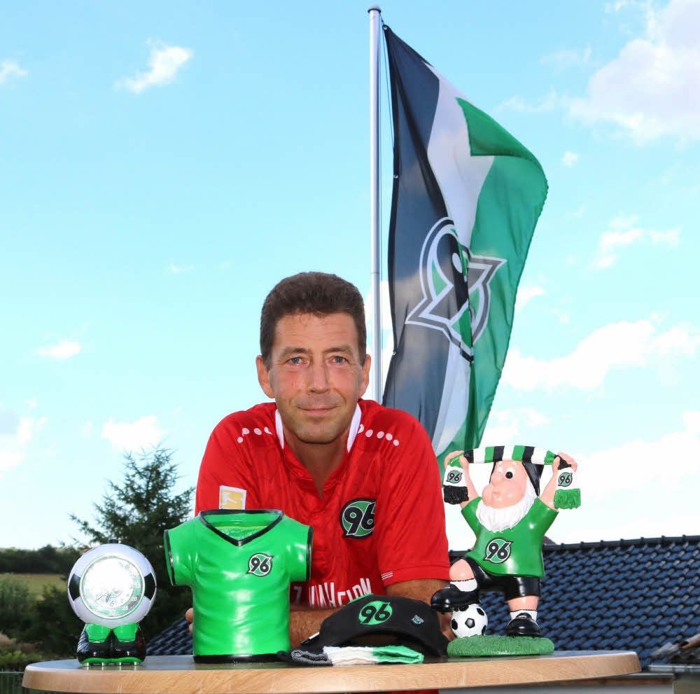 Falk Thiesius mit einem Teil seiner Fanartikel
