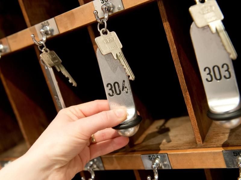 Zimmerschlüssel hängen in einem Hotel an einem Brett an der Hotelrezeption. Foto: Sven Hoppe/Archiv