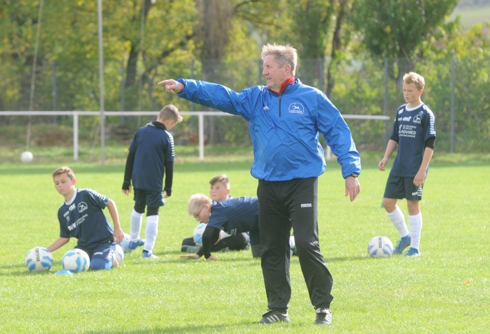 Fordern und fördern: Ex-Nationalspieler Gerd Zewe gibt im Nebraer Fußballcamp klare Anweisungen - achtet aber auch darauf, dass der Spaß am Fußballspielen nicht zu kurz kommt.