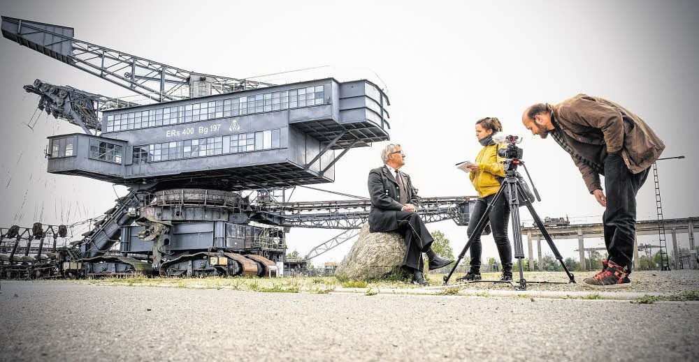 Ansichten eines Bergmanns: Der ehemalige Kohlekumpel Hartmut Gawollek (links) wurde in Ferropolis von Studentin Veronica Andres zu seinem Leben befragt. Vincent Zimmer hält das Gespräch auf Film fest.