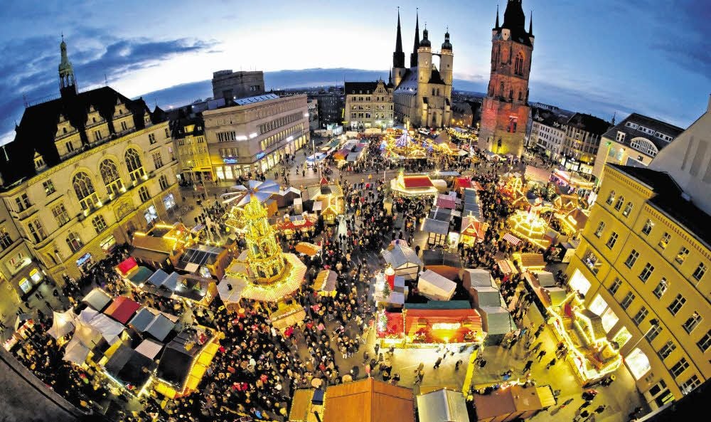 Lichterglanz auf dem halleschen Weihnachtsmarkt - aber neben dem Budenzauber auf dem Marktplatz hat Halle noch mehr kleine Adventsmärkte zu bieten.