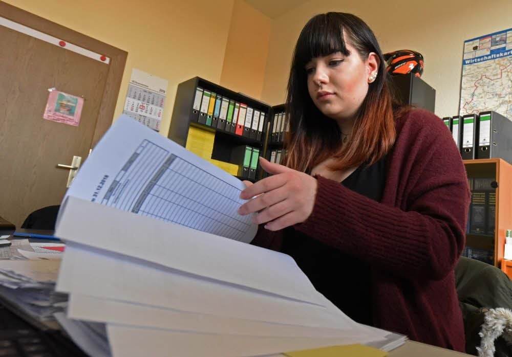 Sophie Kley hat ein eigenes kleines Büro, in dem sie sich durch die Akten wühlt und wichtige Zuarbeiten leistet.