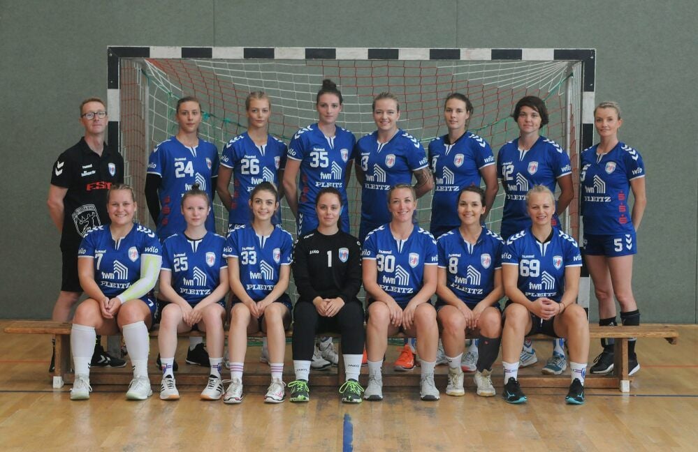 Die erste Frauenmannschaft des HC Burgenland vor der neuen Saison in der Mitteldeutschen Oberliga - hi., v.l.: Teamverantwortlicher Danny Nas, Michelle Paluszkiewicz, Patrizia Sturm, Sandra Kube, Jasmin Heinz, Christin Kollin, Sarah Schaaf, Spielertrainerin Jessica Stiskall; vo., v.l.: Lena John, Lea Schönefeld, Celine Knorr, Leonie Kirmeß, Carmen Ringler, Theresa Gering, Johanna Stein. Es fehlen Szammtorhüterin Maria Pfüller und Co-Trainer Christopher Pchalek.