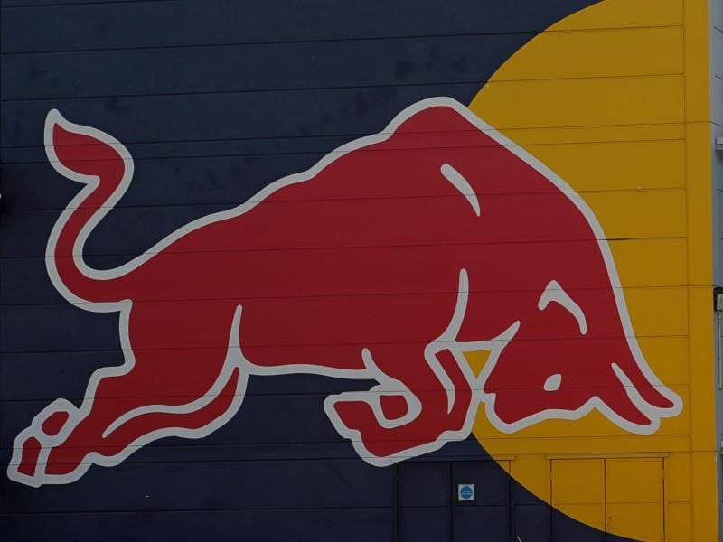 Sportdirektor Jonathan Wheatley fällt für Red Bull Racing beim Rennen in Bahrain aus: Logo des Formel-1-Teams. Foto: picture alliance / dpa