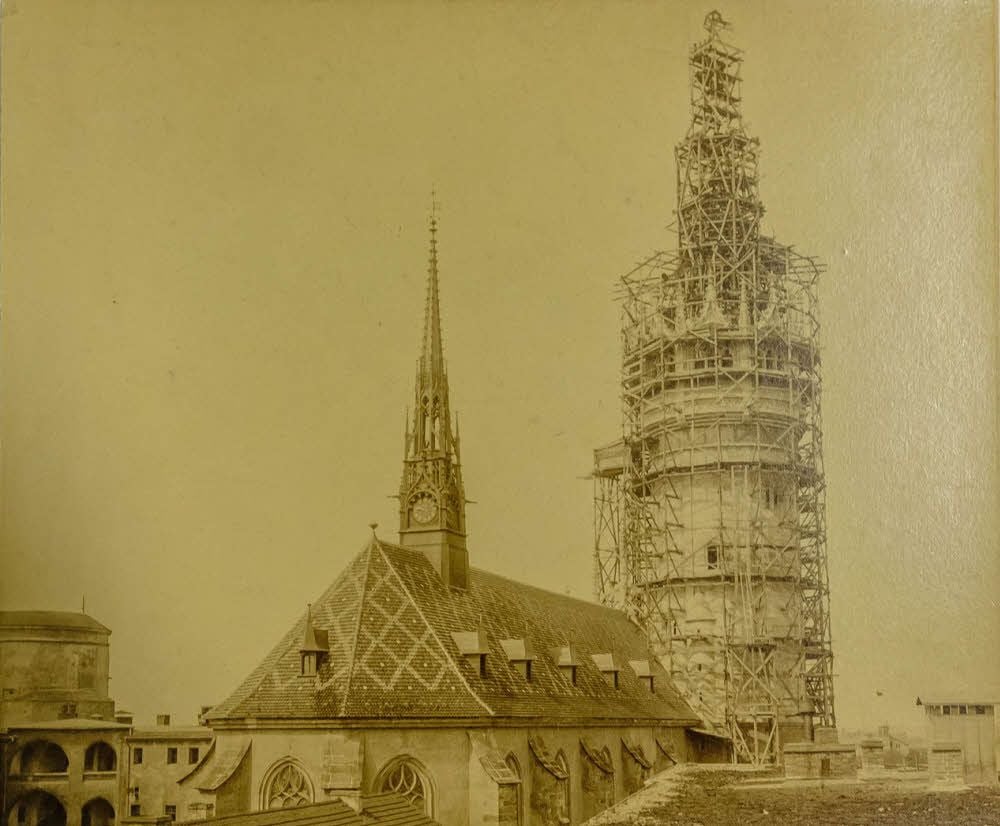 Der Turm ist im Bau, das Dach der Kirche gedeckt.