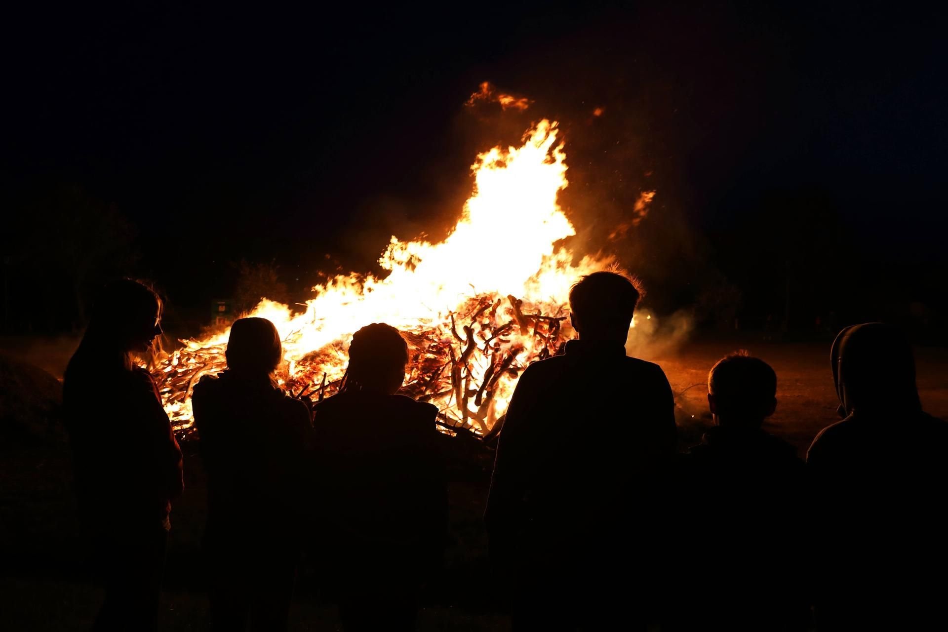 Im Altkreis Sangerhausen sind in der Nacht zum Sonntag mehrere Osterfeuer entzündet worden. (Symbolfoto)