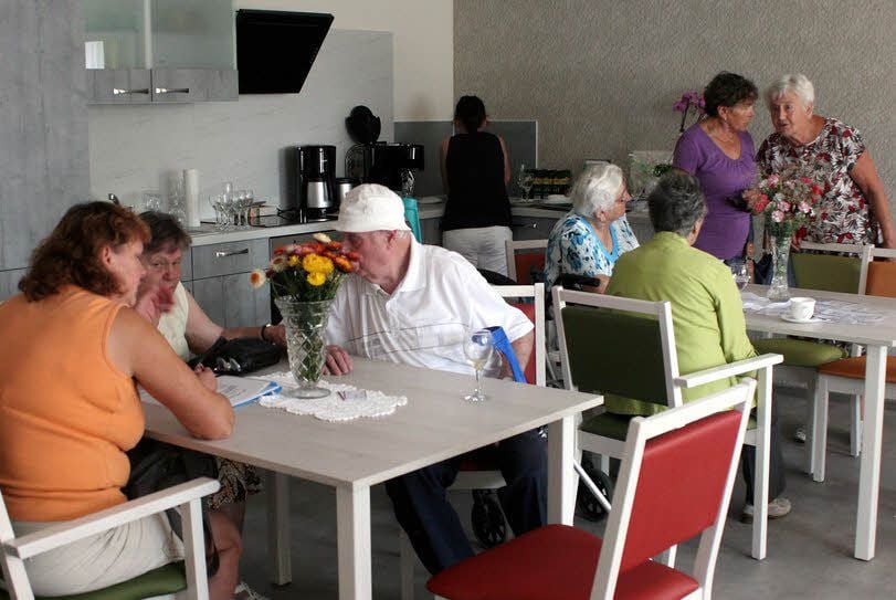 Blick in einen der beiden Tagespflege-Gruppenräume; im Hintergrund die Küchenzeile, die für entsprechende Angebote genutzt werden kann
