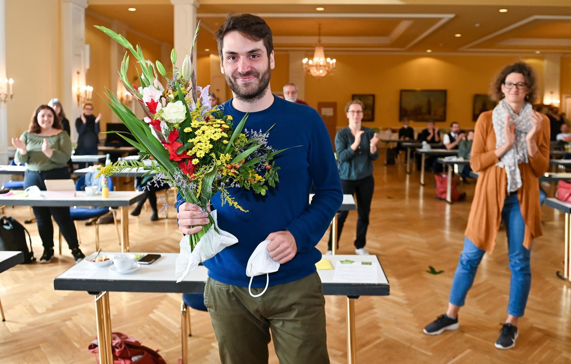Urs Liebau, Kommunalpolitiker von Bündnis 90/Die Grünen aus Sachsen-Anhalt und Aktivist der Fridays-for-Future Bewegung, freut sich auf dem Landesparteitag über seine Wahl auf Listenplatz zwei für die Bundestagswahl.