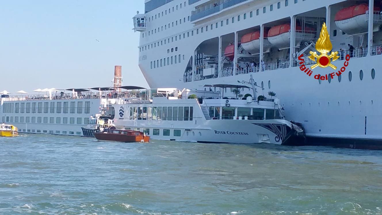 Auf einem Video war zu sehen, wie das Kreuzfahrtschiff „Msc Opera“ mit lautem Sirenengeheul Richtung Anlegestelle fährt und Menschen an Land davonlaufen.