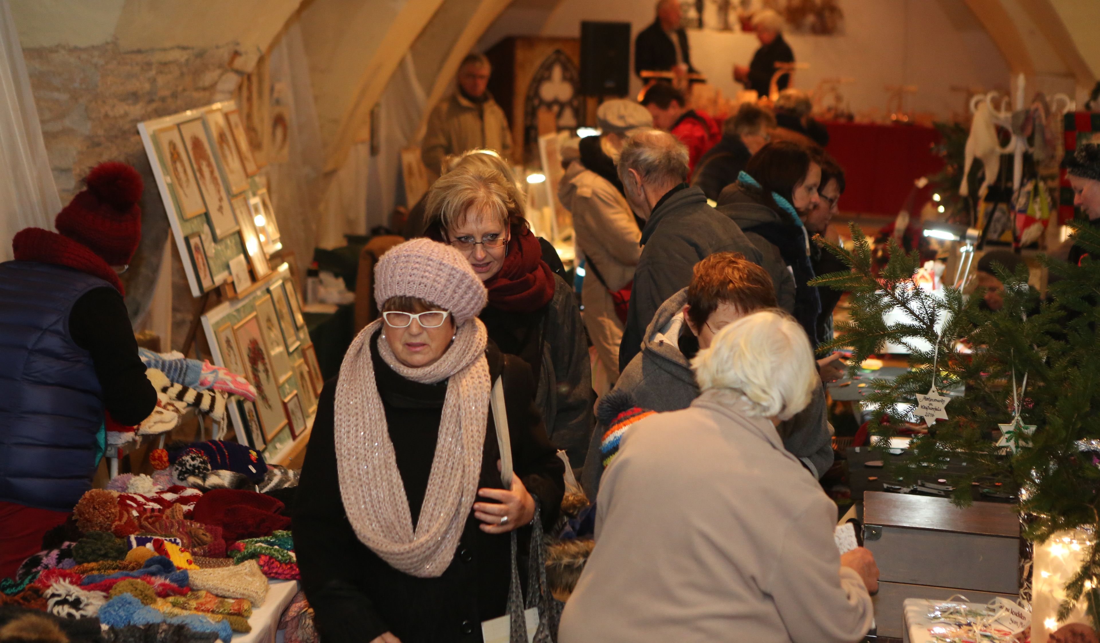 Martinsmarkt im Kloster St. Claren in Weißenfels. Der Martinsmarkt ist gut besucht.