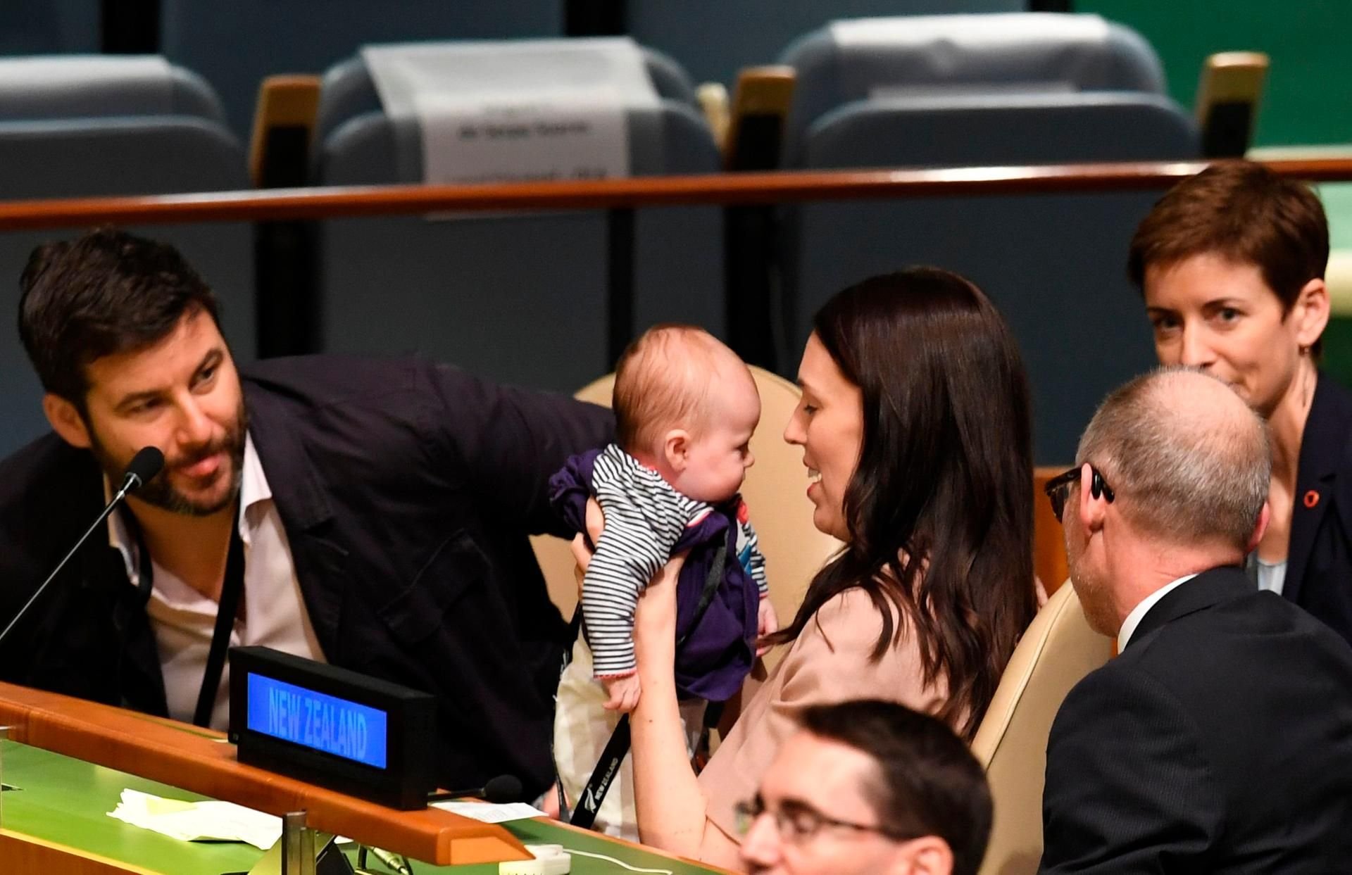 Neuseelands Premierministerin Jacinda Ardern mit ihrer Tochter Neve Te Aroha und ihrem Ehemann Clarke Gayford (l.) in New York.